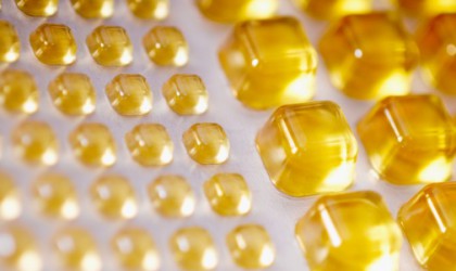La Pilule du lendemain. Contraception d’urgence Votre Pharmacien peut vous delivrer une contraception d’urgence ou pilule du lendemain. C’est un médicament qui permet de diminuer fortement (mais pas totalement) le risque de grossesse après un rapport non ou mal protégé.
Ce médicament est gratuit pour les mineurs et peut être obtenu sans ordonnance. Il est également délivré de façon anonyme. En attendant de lire la notice vous vous posez des question et voici quelquels réponses.